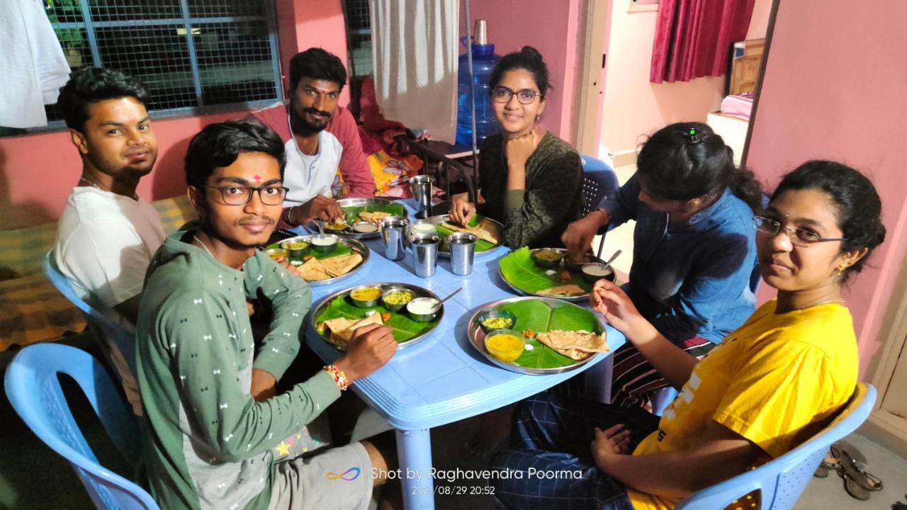 Abhi Homestay 亨比 外观 照片
