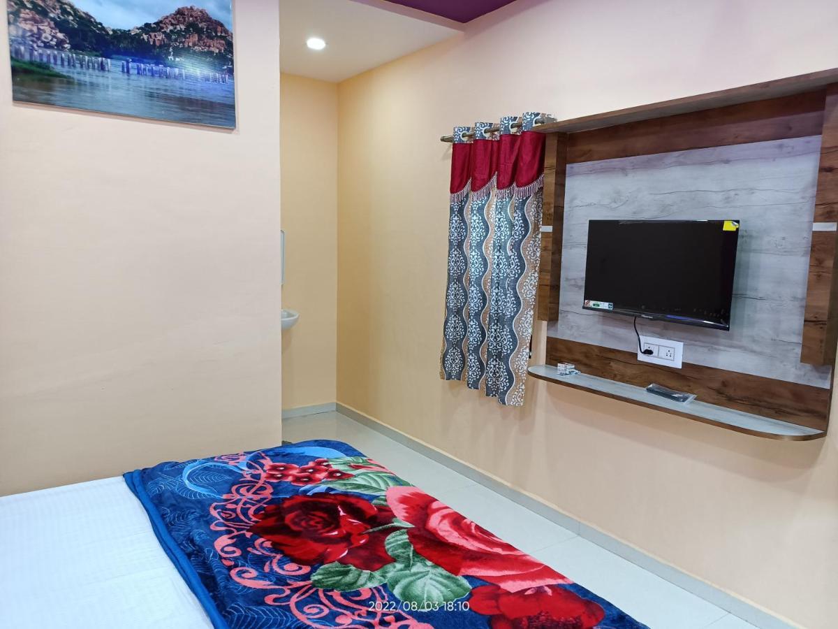 Abhi Homestay 亨比 外观 照片