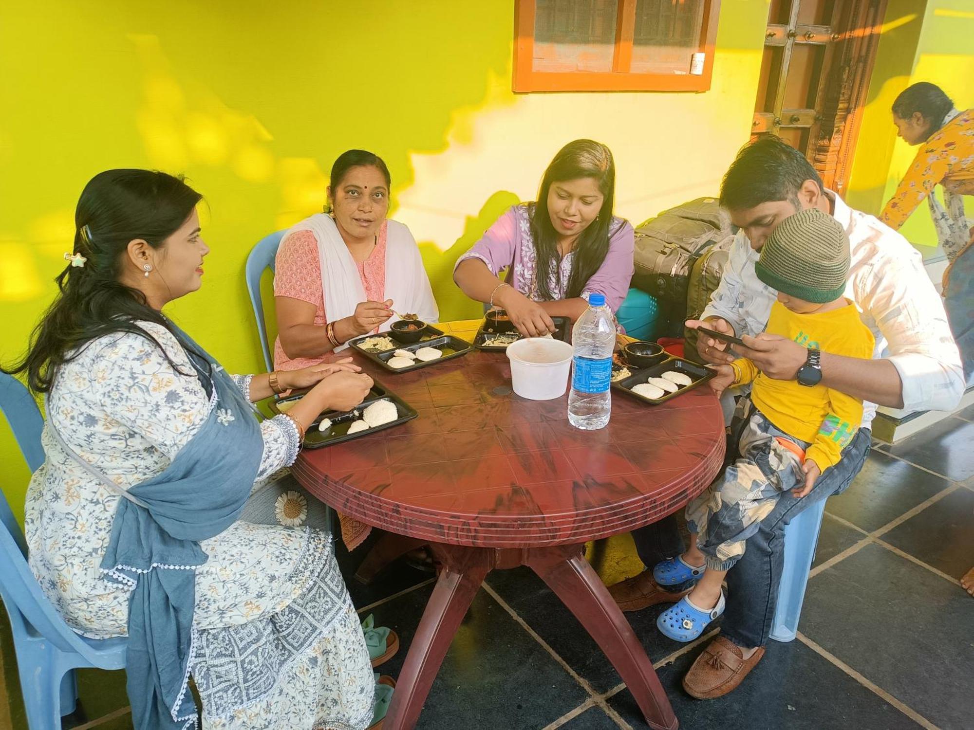 Abhi Homestay 亨比 外观 照片
