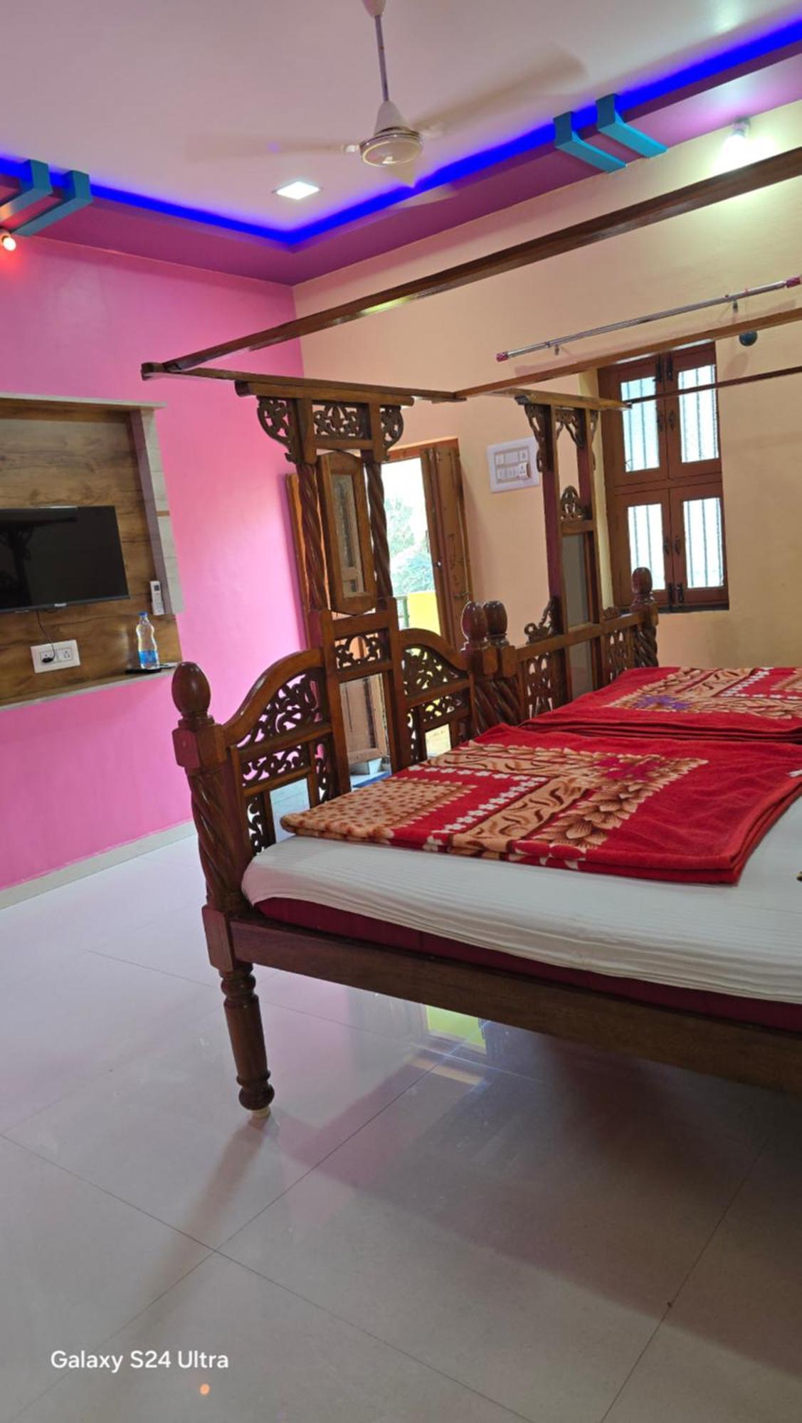 Abhi Homestay 亨比 外观 照片